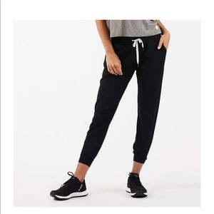Women’s Vuori black performance joggers